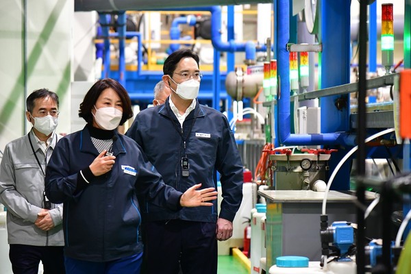 지난해 11월 동아플레이팅을 방문해 현장을 둘러보는 이재용 회장