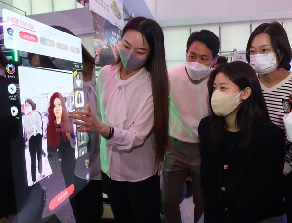 ‘슈퍼스타트 데이 2022’ 관람객이 헤어 스타일링 가상체험 스마트 미러를 직접 체험하고 있다.