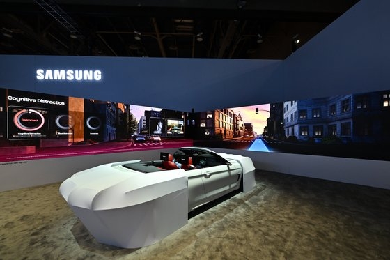 ▲삼성전자와 하만이 CES 2023에 선보인 '레디 케어' 솔루션. 운전자의 주의가 흐트러질 때 소리와 조명 등으로 경고해주고, 스트레스 정도를 파악해 최적의 경로를 알려준다.