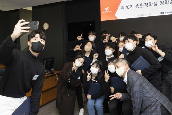 ▲장세욱 송원문화재단 이사장이 제20기 송원장학생들과 기념사진을 촬영하고 있다.