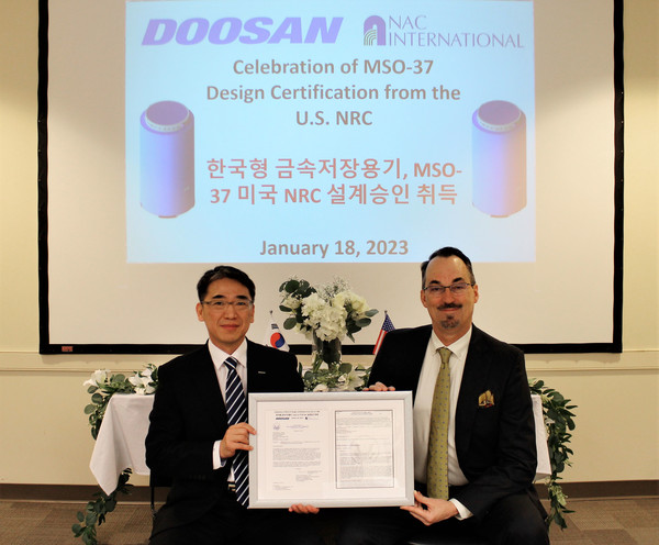 ▲18일 미국 애틀란타에 위치한 NAC 본사에서 열린 설계승인 취득 기념식에서 두산에너빌리티 조창열 상무(왼쪽)와 NAC사 켄트 콜(Kent Cole) 사장이 기념사진을 촬영하고 있다.