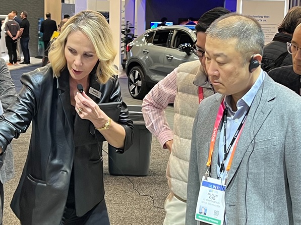 CES 2023에 참관해 글로벌 OEM의 상용차 전기차 플랫폼 구조 및 특성에 대한 설명을 듣고 있는 구자은 회장