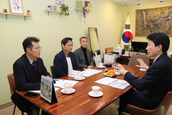 오후석 행정2부지사가 김민철 의원을 만나 경기북부특별차지도 설치를 논의하고 있다.