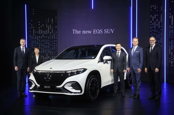 ▲벤츠코리아 임원들이 1일 그랜드 하얏트 서울에서 열린 ‘2023 기자 간담회’에 앞서 '더 뉴 EQS SUV' 차량 앞에서 기념 촬영을 하고 있다. (왼쪽부터) 벤츠코리아 요하네스 슌 제품, 마케팅 & 디지털 비즈니스 총괄 부사장, 조명아 네트워크 개발 & 트레이닝 아카데미 부문 총괄 부사장, 이상국 세일즈 부문 총괄 부사장, 틸로 그로스만 고객 서비스 부문 총괄 부사장, 스테판 알브레히트 재무 부문 총괄 부사장.