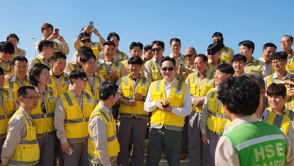 UAE에서 임직원들과 소통 중인 이재용 회장