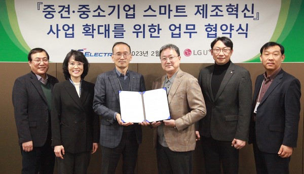 ▲ LG유플러스 임장혁 기업신사업그룹장(왼쪽 네번째), LS일렉트릭 권봉현 자동화 CIC(사내독립기업) COO(왼쪽 세번째)가 업무협약식에서 기념촬영