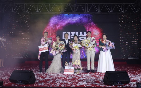 ▲(왼쪽부터) 통영1팀 전채만 MC, 송지연 마산합포지국장, 김서경 경남지부장, 강우진 마산합포2팀장, 대전동구2팀 임승주 MC