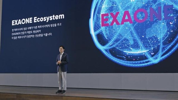 ▲배경훈 LG AI연구원장이 엑사원을 소개하고 있다.