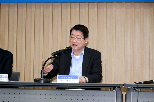 ▲정희수 생명보험협회장(가운데)이 13일 열린 기자간담회에서 질문에 답변하고 있다.