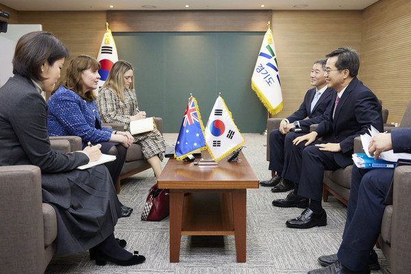 캐서린 레이퍼 주한 호주대사(왼쪽 가운데), 김동연 경기도지사