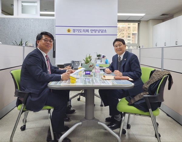 ▲김재훈 의원(왼쪽)이 권건좌 지부장(오른쪽)으로부터 참전자들의 애로사항을 청취하고 있다.