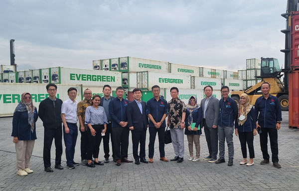 ▲한진 노삼석 대표이사 사장(가운데)이 인도네시아 종합물류기업 PT. MBPI(Multy Bina Pura International) CY(Container Yard)에서 관계자들과 기념촬영을 하는 모습