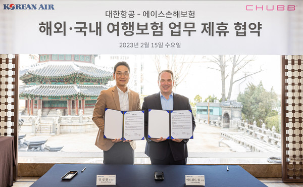 ▲대한항공은 2월 15일 소공동 웨스틴조선호텔에서 Chubb와 여행보험 온라인 가입을 위한 업무협약을 체결했다. 사진은 장성현 대한항공 마케팅/IT부문 부사장(왼쪽)과 에드워드 콥 에이스손해보험 사장(오른쪽)이 기념 촬영하는 모습.