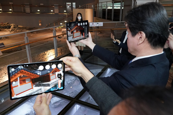 ▲ ‘조선 무기제조 관청 군기시 디지털 복원 및 문화유산 메타버스 공개’ 행사 참석자들이 애플리케이션을 실행하고 있다.