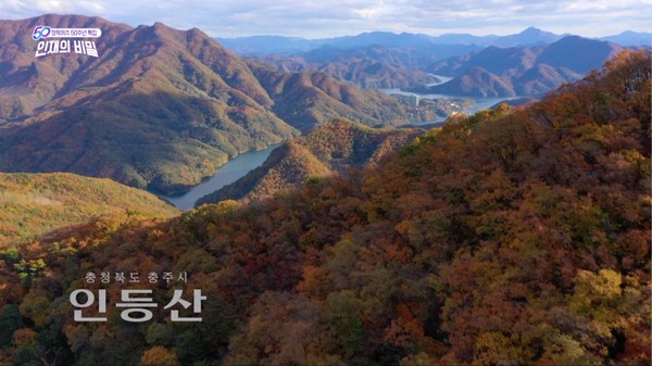 EBS 장학퀴즈 50주년 특별방송이 SK 인재양성 요람인 충청북도 충주시 인등산에서 시작되는 장면