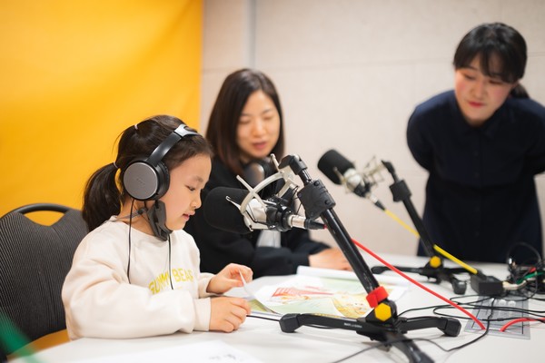▲ ㈜한화 임직원 및 가족들이 ‘목소리 기부’ 가족봉사활동에 참여해 동화책 녹음을 진행하고 있다.