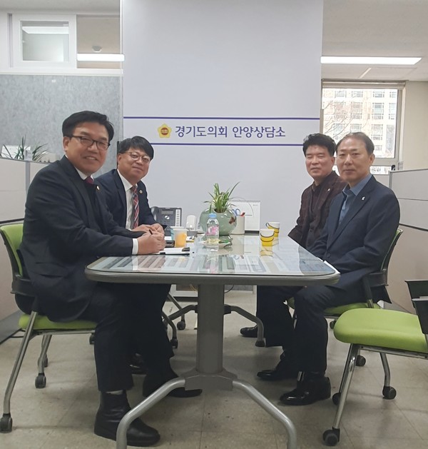▲김철현, 김재훈, 유영일 의원이 장영근 안양시 부시장과 직접 만나 지역 현안에 대해 논의했다.