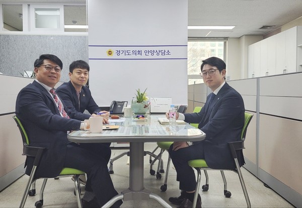 사진 왼쪽부터 김재훈 의원, 유영일 의원, 문수훈 안양시청 대외협력관