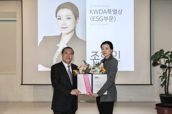 ▲한진 조현민 미래성장전략 및 마케팅 총괄 사장(오른쪽)이 권영걸 서울디자인재단이사장과 기념촬영을 하고 있는 모습.