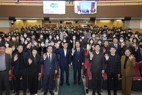 ▲김동연 경기도지사가 수원시 공무원들과 기념촬영을 하고 있다.