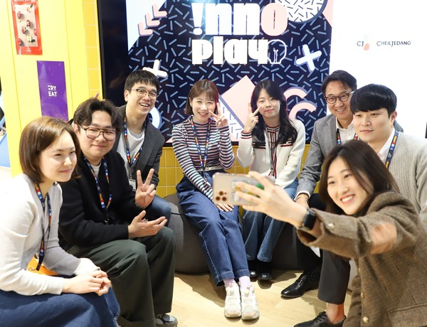▲CJ제일제당이 서울 대치동에 개관한 ‘INNO Play’ 커뮤니티 라운지에서 박민석 식품 COO(Chief Operating Officer, 오른쪽에서 세 번째), 이선호 식품성장추진실장(왼쪽에서 세 번째)과 사내벤처 직원들이 기념 촬영을 하고 있다