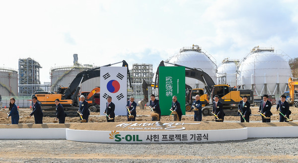 ▲왼쪽 네번째부터 모함메드 Y. 알 카타니 사우디 아람코 수석부사장, 김두겸 울산시장, 후세인 알 카타니 S-OIL CEO, 윤석열 대통령, 아민 H. 나세르 사우디 아람코 사장&CEO, 손경익 S-OIL 노동조합위원장, 이재훈 S-OIL 이사회 의장