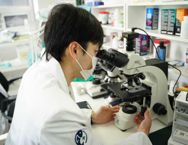 ▲조영삼 원장이 물고기를 감염시킨 기생충을 확인하기 위해 현미경을 들여다보고 있다.