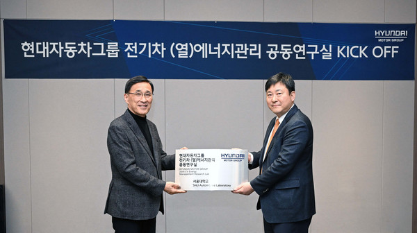 ▲현대차·기아는 지난 15일(수) 서울 관악구에 위치한 서울대학교 교수회관에서 서울대학교·중앙대학교·홍익대학교 및 현대차·기아 연구개발본부 관계자들이 모인 가운데 ‘전기차 에너지 관리 공동연구실’을 설립하는 기념 행사를 가졌다. 사진은 현대차·기아 연구개발본부장 박정국 사장이 서울대학교 김재영 연구부총장에게 현판을 전달하는 모습.