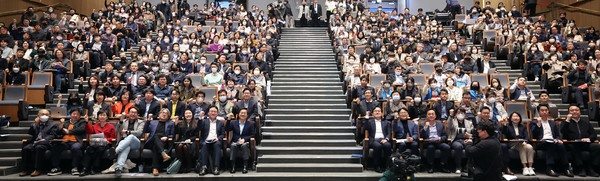 ▲인공지능 혁신포럼 참석자들이 기념촬영을 하고 있다.