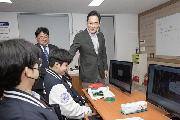 지난 7일 구미전자공고를 찾아 ‘전자기기용 인쇄회로기판(PCB)’ 설계 수업을 참관한 이재용 회장.