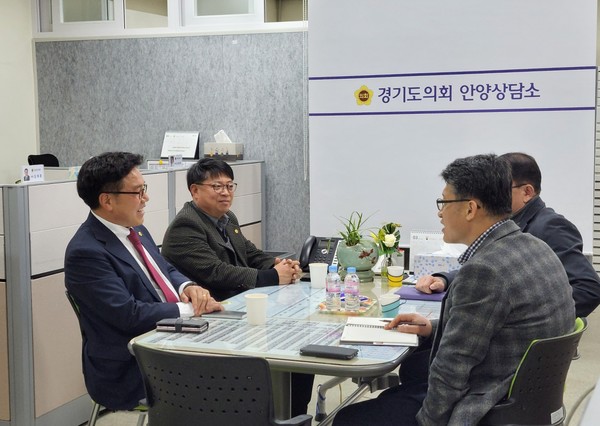 ▲김철현, 김재훈 의원이 안양시청 체육부서와 정담회를 진행하고 있다.