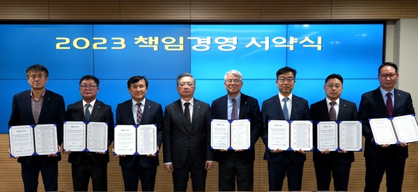 ▲ 이한준 LH 사장(왼쪽 네 번째) 등 LH 경영진들이 책임경영 서약식 기념 촬영을 하고 있다.