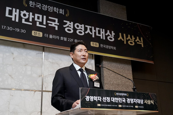 2023 대한민국 경영자대상 시상식에서 수상소감을 말하고 있는 효성 조현준 회장
