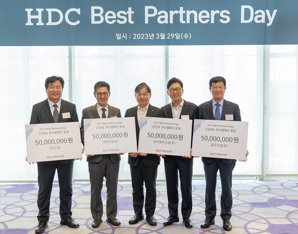 ▲ (왼쪽부터)정재문 ㈜신보 대표, 황기만 세아건설㈜ 대표, 최익훈 HDC현대산업개발 대표, 안장열 씨이에프건설㈜ 대표, 강한식 윤주건설㈜ 대표가 ‘베스트파트너스데이’ 행사 후 기념 촬영을 하고 있다.