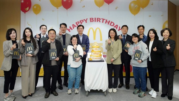 ▲지난 27일 맥도날드 35주년 기념 행사에는 김기원 대표이사(오른쪽에서 6번째)를 비롯해 본사 임직원과 협력사, 가맹점주 등이 참석했다