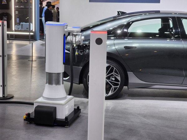 ▲전기차 자동 충전 로봇은 향후 전기차 충전 편의성을 대폭 높여줄 것으로 기대된다.