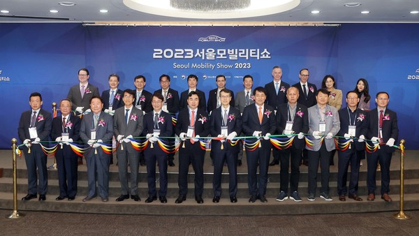 ▲3월 31일. 경기도 고양시 킨텍스에서 2023 서울모빌리티쇼 개막식이 진행됐다. 1열 좌측부터 정윤영 한국수입자동차협회 부회장, 오원석 자동차부품산업진흥재단 이사장, 신달석 한국자동차산업협동조합 이사장, 김동욱 현대자동차 부사장, 이원욱 국회의원, 윤관석 국회 산업통상자원중소벤천기업위원장, 강남훈 서울모빌리티쇼조직위원장, 장영진 산업통상자원부 제1차관, 이용우 국회의원, 유원하 현대자동차 부사장, 이한응 기아 전무, 김광호 KG모빌리티 국내사업본부장.