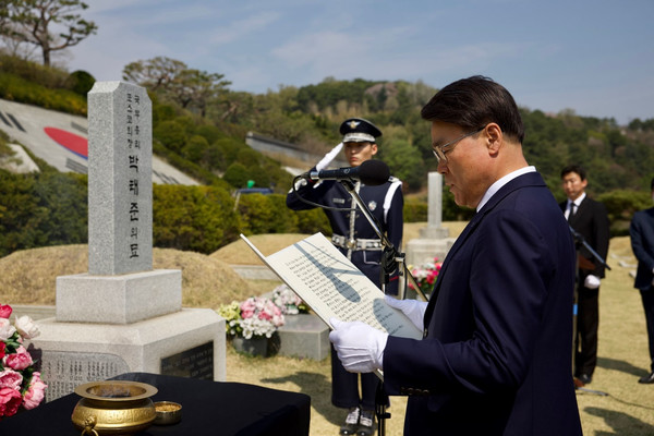▲최정우 포스코그룹 회장이 3일 국립서울현충원을 찾아 박정희 대통령과 박태준 초대회장 묘소를 참배하고 있다.