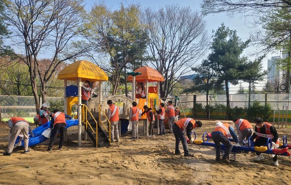 ▲한국타이어가 대전공장 화재 이후 인근 환경정화와 피해 복구에 나서고 있다.