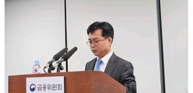 ▲신상훈 금융위원회 과장이 온라인 보험 비교·추천 플랫폼과 관련, 브리핑을 하고 있다.