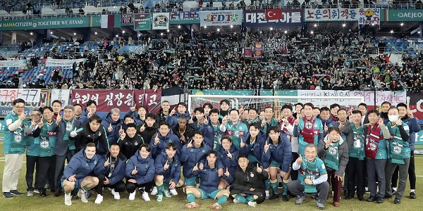 ▲ 올 시즌 홈 개막전이 열린 뒤 선수단과 기념촬영을 하는 함영주 회장(가운데)