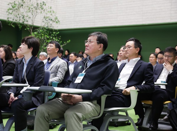 6일 오후 서울 강남구 GS타워에서 열린 제1회 ‘GS데이’에 허태수 회장(가운데)이 발표를 경청하고 있다