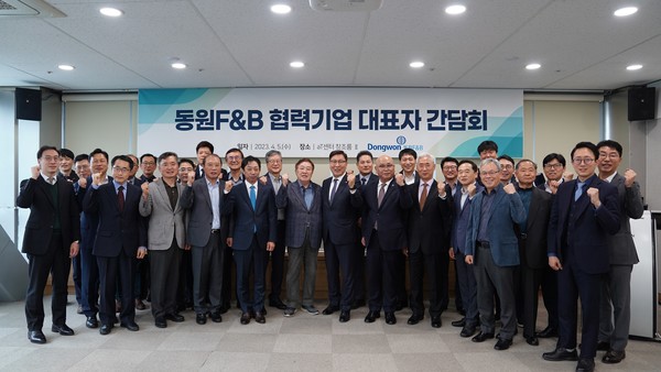 ▲김성용 동원F&B 대표(오른쪽에서 14번째)가 협력업체 대표자들과 기념 사진 촬영.