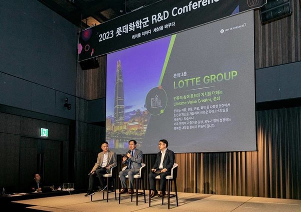 ▲(왼쪽부터)롯데케미칼 황민재 종합기술원장, 롯데케미칼 이영준 첨단소재사업대표, 롯데케미칼 이영재 기초소재사업 HR부문장