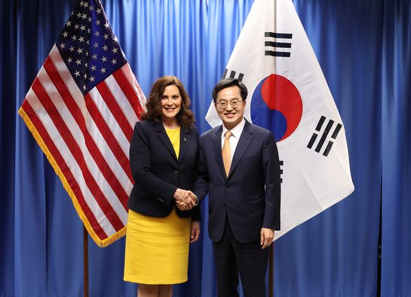 ▲휘트머 주지사(왼쪽)와 김동연 경기도지사(오른쪽)이 기념촬영을 하고 있다.
