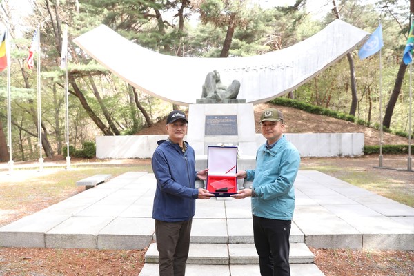 ▲장세욱 동국제강 부회장(왼쪽)이 표창수 제2신속대응사단장에게 감사패를 전달받고 있다.