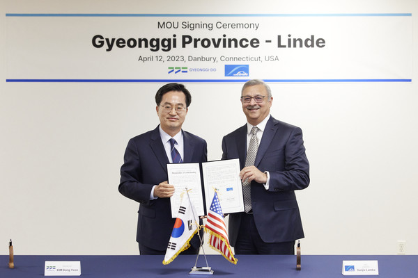 ▲김동연 경기도지사(왼쪽)가 산지브 람바 린데 회장(오른쪽)과 기념촬영.