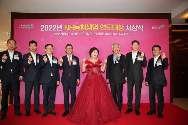 ▲서울 소공동 조선호텔에서 열린 NH연도대상 시상식에서 대상 수상자 심수연FC(가운데)와 농협금융지주회장 이석준 회장(오른쪽), NH농협생명 윤해진 대표(왼쪽)가 기념촬영을 하고 있다.