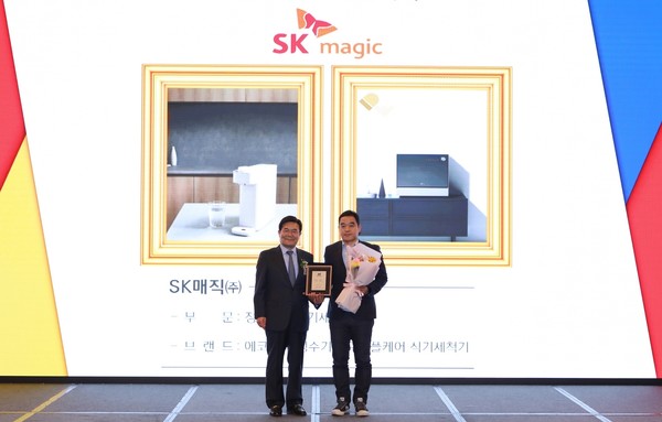 ▲박기찬 산업정책연구원장(왼쪽)과 박성규 SK매직 렌탈상품운영팀장(오른쪽)