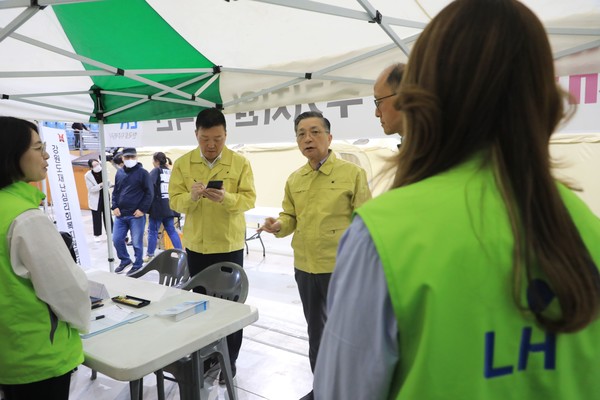 ▲ 이한준 LH 사장(가운데)이 임시 대피소가 마련된 강릉 아레나에서 산불피해상황과 주거지원 대책을 점검하고 있다.